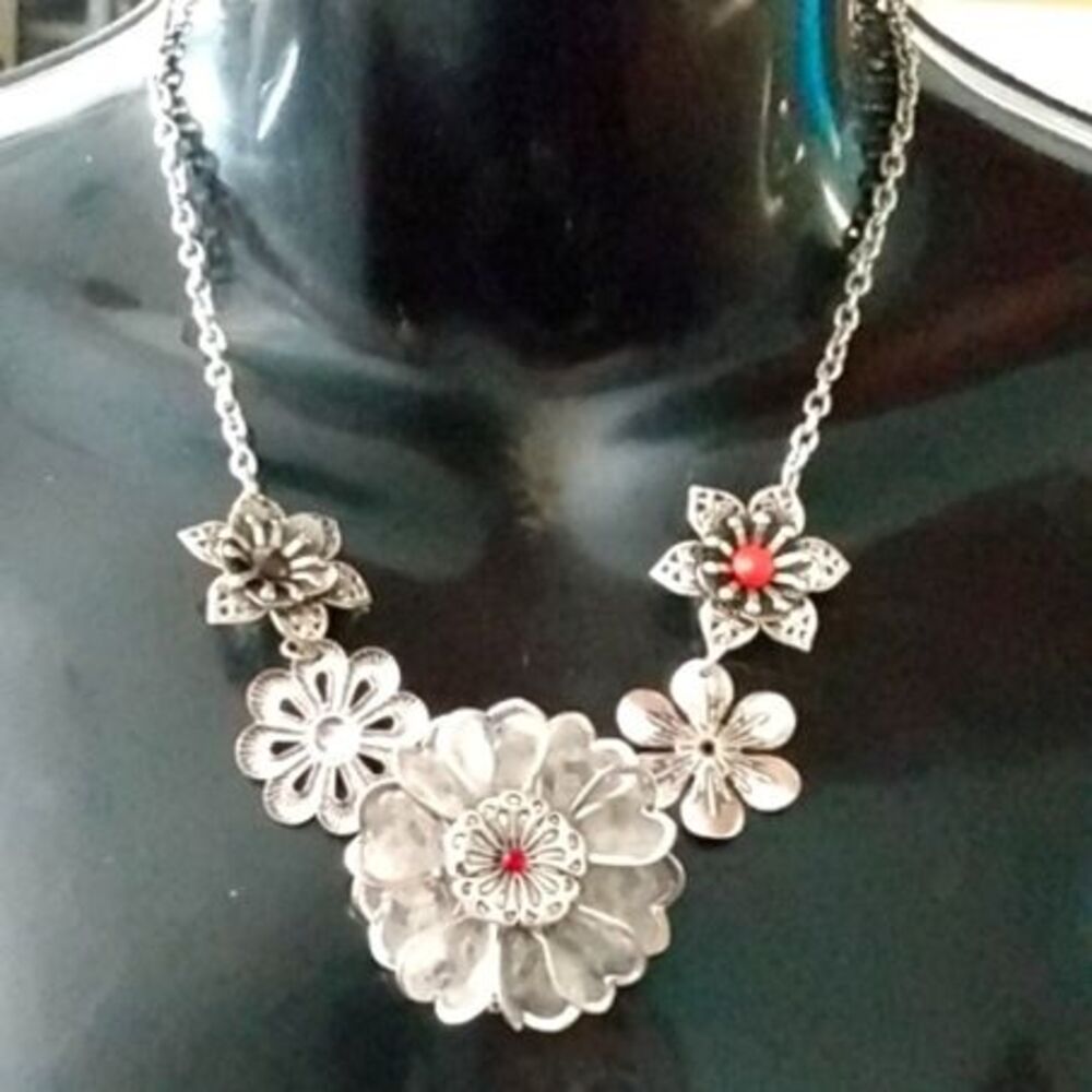 Silvertone Flowers Floral Necklace 19" adjustable Fashion Jewelry Studded Boho - Picture 2 of 6